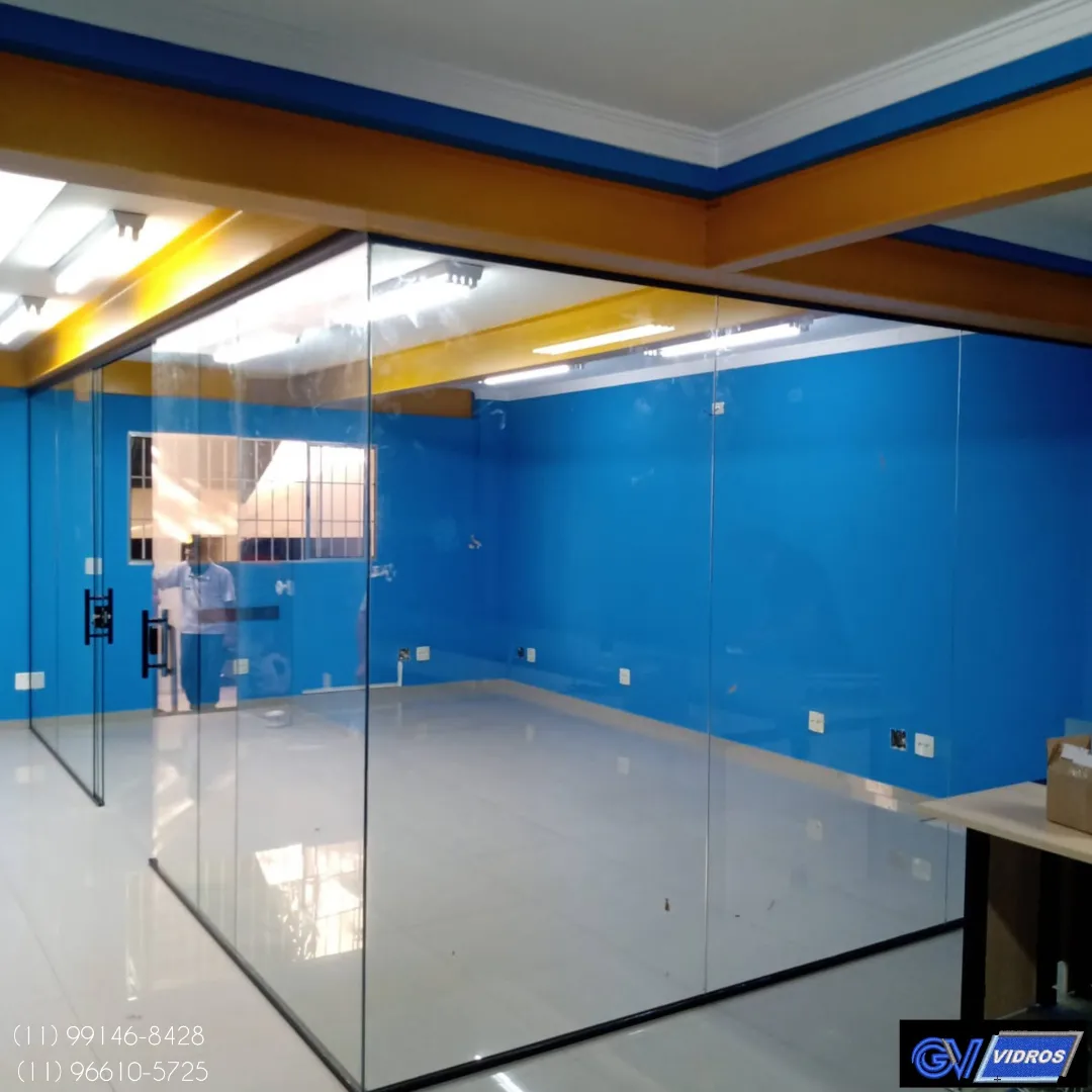 Sala com fechamento em vidro